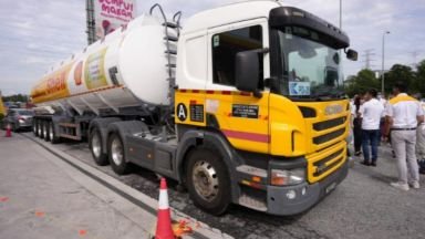 Fuel tanker truck